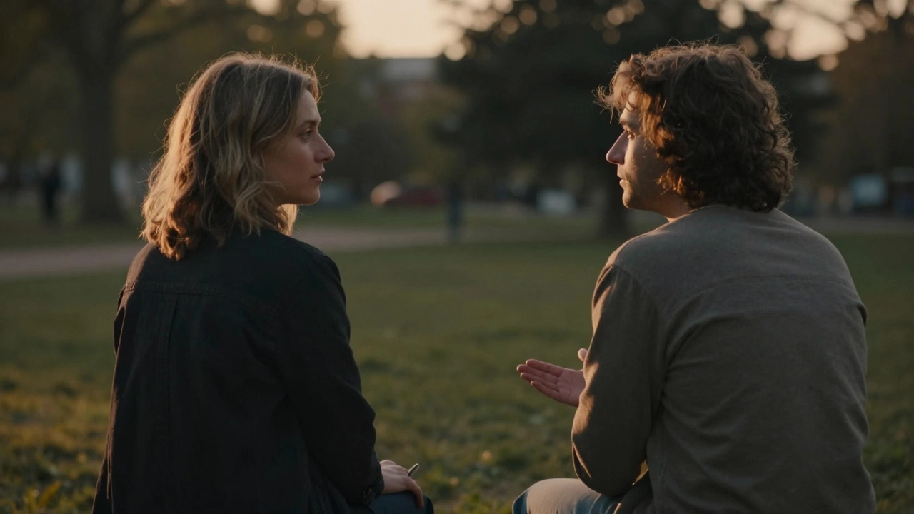 Два человека в парке на закате: один говорит, другой внимательно слушает — тишина и эмпатия в общении.