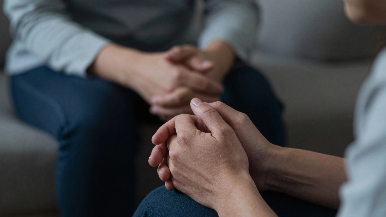 Руки человека дрожат, слёзы на глазах — момент уязвимости в терапии, терапевт молча поддерживает.