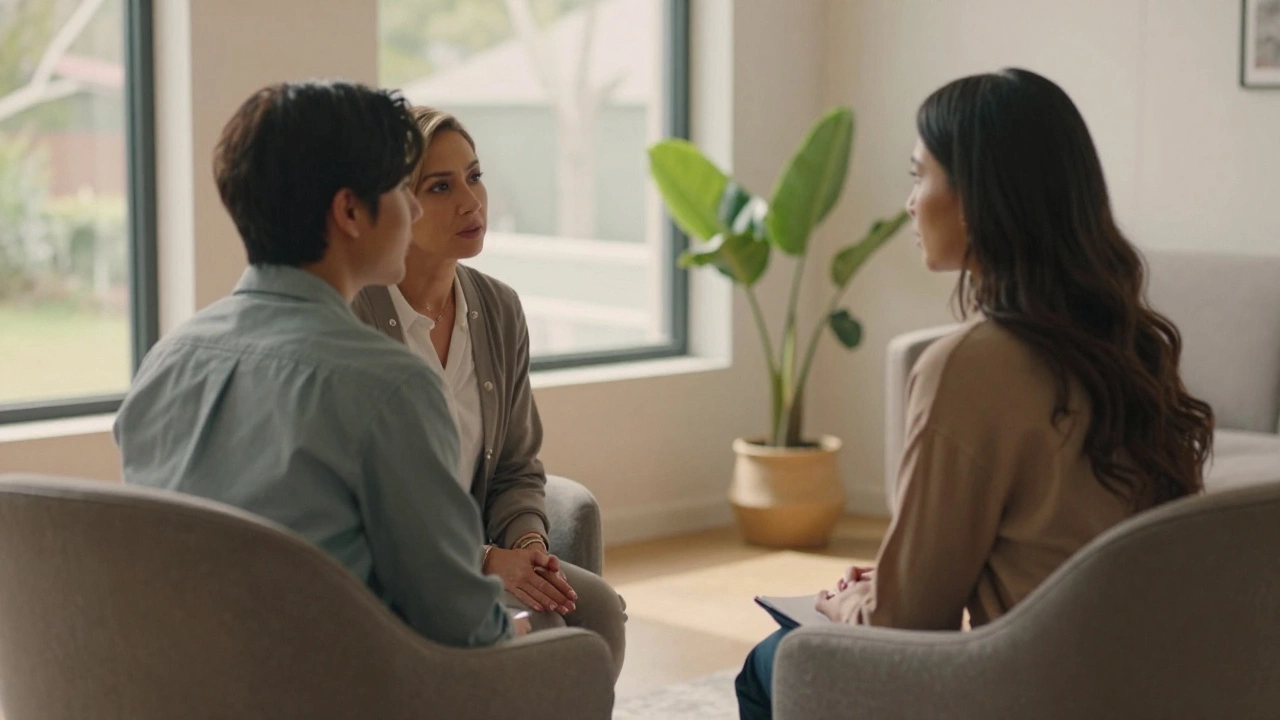 Психолог и клиент в уютном кабинете во время доверительной беседы